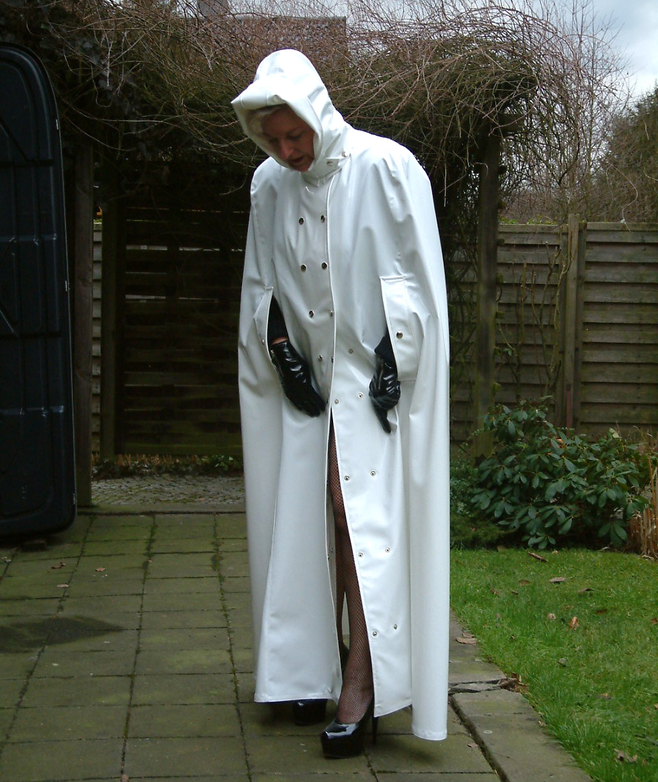 Weißes Vinyl-Regencape als Referenzfoto