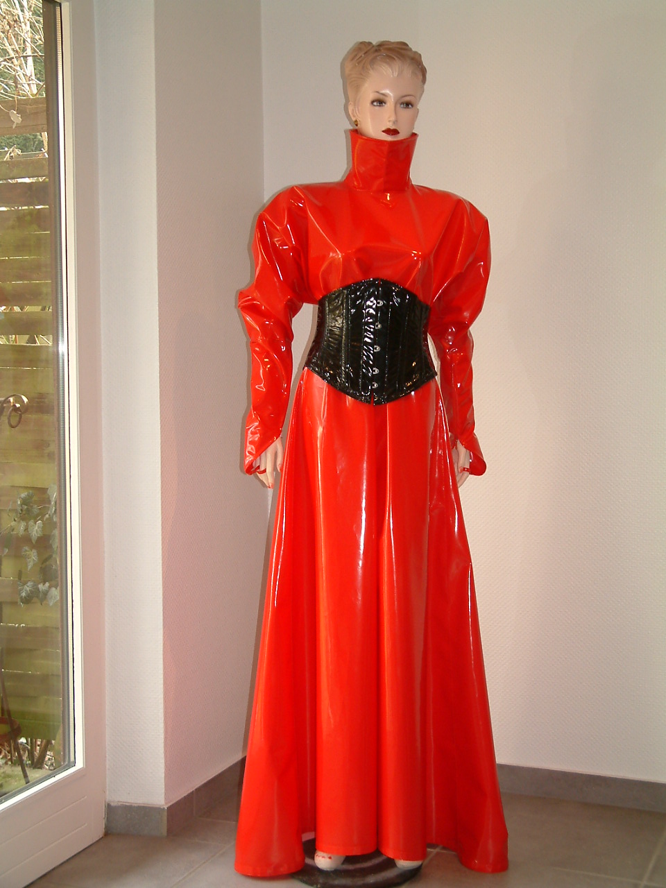 Rotes Vinylkleid auf Schaufensterpuppe als Ausgangsfoto